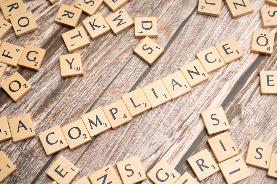 compliance mot en lettres scrabble