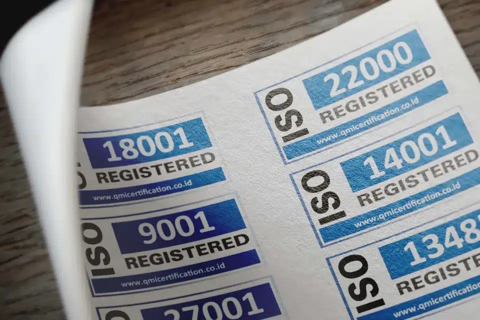 certifications iso registrees Plusieurs autocollants de certification ISO enregistrés, incluant les normes 18001, 22000, 14001, 9001, et 13485.