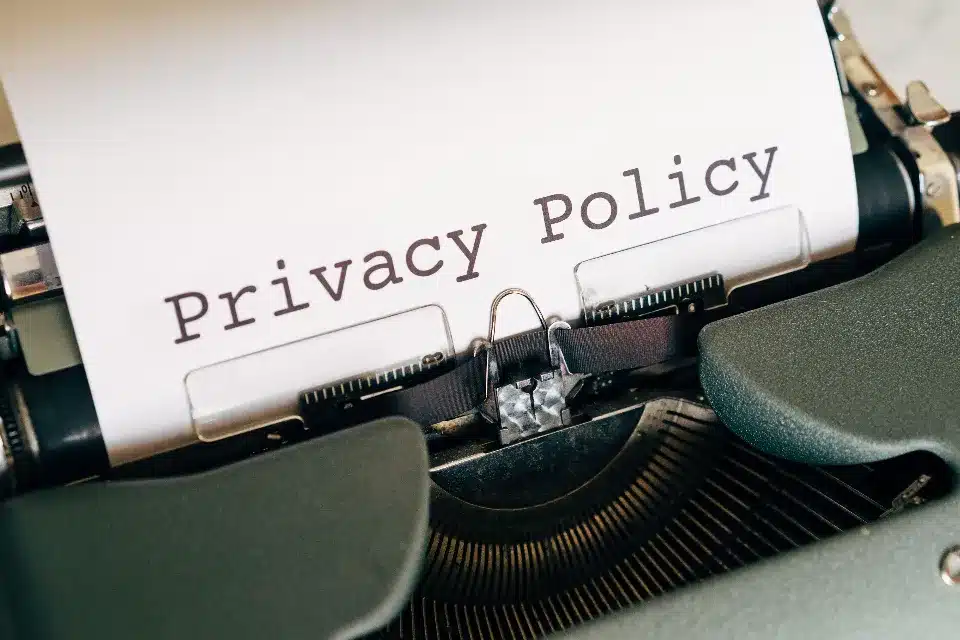 politique confidentialite machine ecrire Texte 'Privacy Policy' écrit sur papier par une machine à écrire ancienne, accentuant le concept de politique de confidentialité.